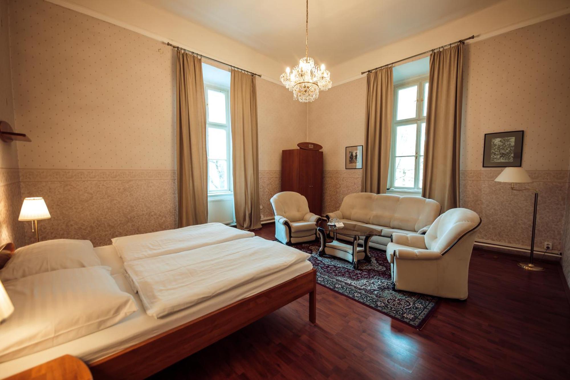 Hotel Kastiel Mojmírovce Exteriör bild