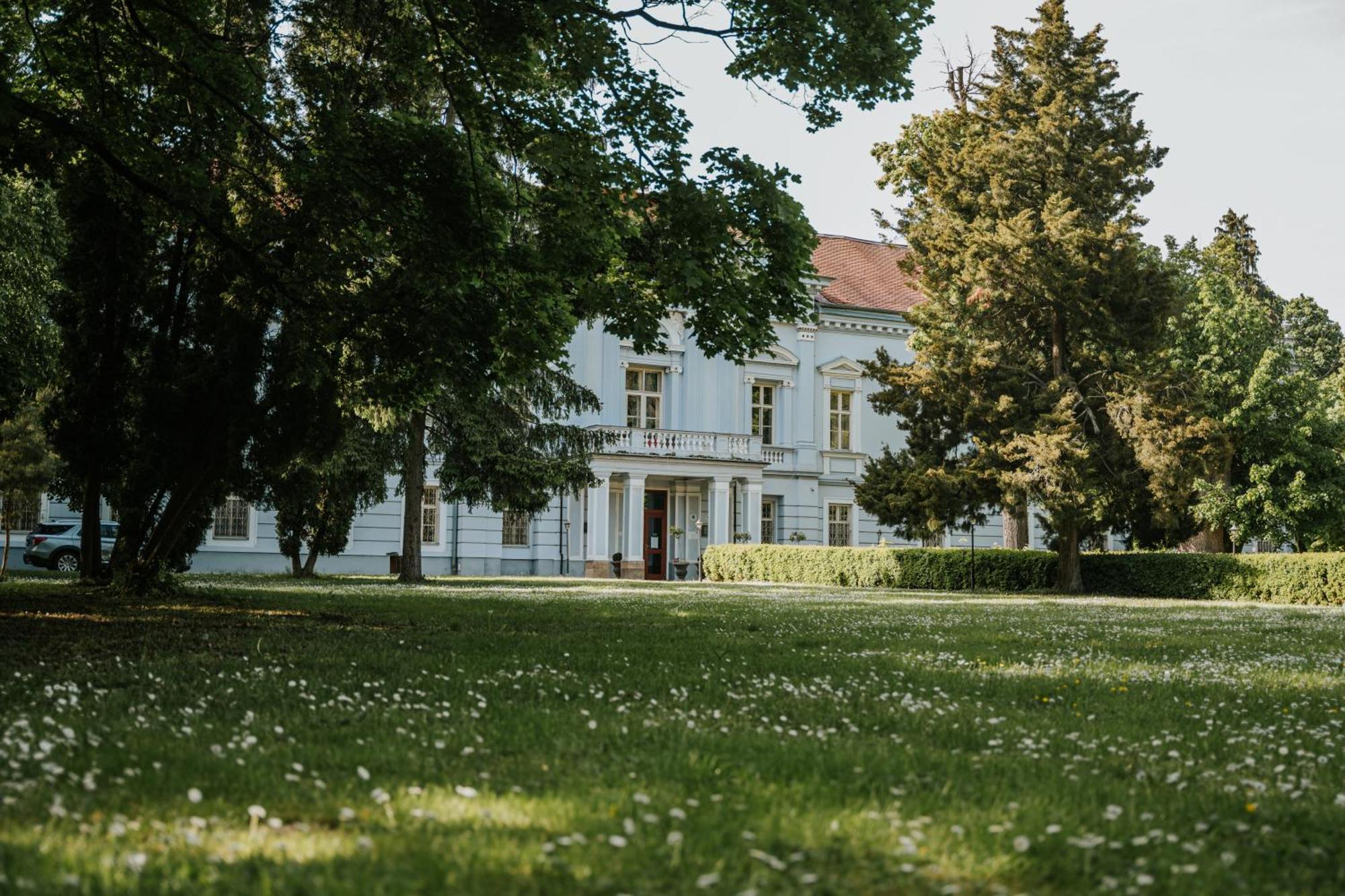 Hotel Kastiel Mojmírovce Exteriör bild