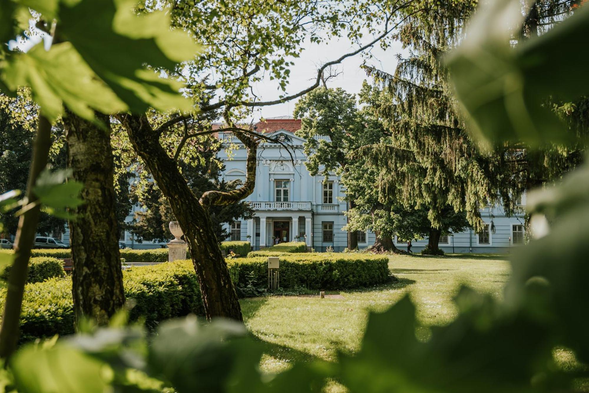 Hotel Kastiel Mojmírovce Exteriör bild